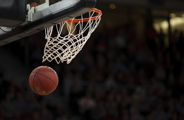 NBA总决赛第七场激战画面 - 湖人队与凯尔特人队球员篮下对抗