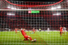 圣保利主场迎战勒沃库森，凭借强势战绩和高效进攻，但防线问题需关注。